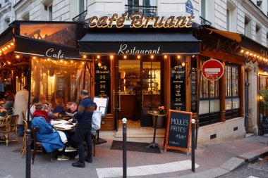 Paris, Fransa-29 Nisan 2023: The Cafe Bruant. Montmartre bölgesinde, Paris, Fransa 'da geleneksel bir Fransız kafe..