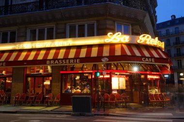 Paris, Fransa - 29 Nisan 2023: Tanımlanamayan insanlarla geleneksel Fransız brasserie La Rotonde. Paris 'in 9. bölgesinde yer alıyor..