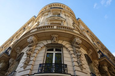 Tipik balkon ve pencereli geleneksel Fransız evinin ön cephesi. Paris, Fransa.