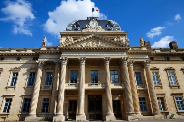 Ecole Militaire - Fransız Askeri Okulu, Fransa 'nın Paris şehrinde bulunan Champ de Mars' ın güneydoğusundaki askeri eğitim tesislerinin kompleksi XV. Louis tarafından 1750 yılında kuruldu..