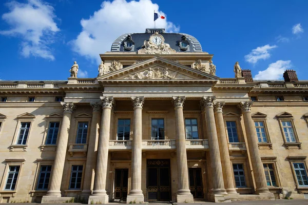 Ecole Militaire - Fransız Askeri Okulu, Fransa 'nın Paris şehrinde bulunan Champ de Mars' ın güneydoğusundaki askeri eğitim tesislerinin kompleksi XV. Louis tarafından 1750 yılında kuruldu..