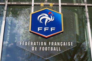 Paris, Fransa - 02 Mayıs 2023: Paris 'in 15. Bölgesi' nde Grenelle Bulvarı 'nda bulunan Fransız Futbol Federasyonu' nun ofis logosu. Fransızca yazı: Fransa Futbol Federasyonu.
