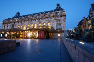 Paris, Fransa - 18 Mayıs 2023: 1900 Dünya Sergisi için inşa edilen Orsay Müzesi 'nin ana girişi. Müze ağırlıklı olarak Fransız sanat eserlerini barındırıyor..