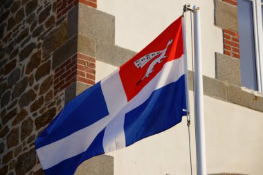 Fransa 'nın kuzeybatısındaki Brittany' deki Saint-Malo liman şehrinin bayrağının manzarası