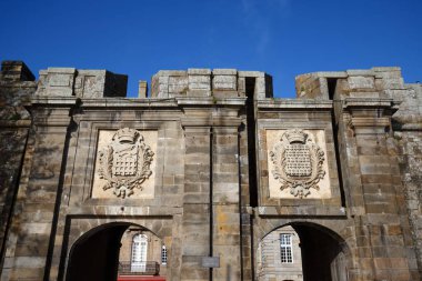 Saint Malo, Brittany, Fransa 'da, Saint Vincent Kapısı' ndaki güvenlik duvarı. Latince yazı: her zaman sadık, lekelenmektense ölmeyi tercih eder..