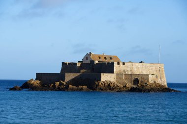 Saint Malo, Fort National ve yüksek dalgalar sırasında plaj. Britanya, Fransa