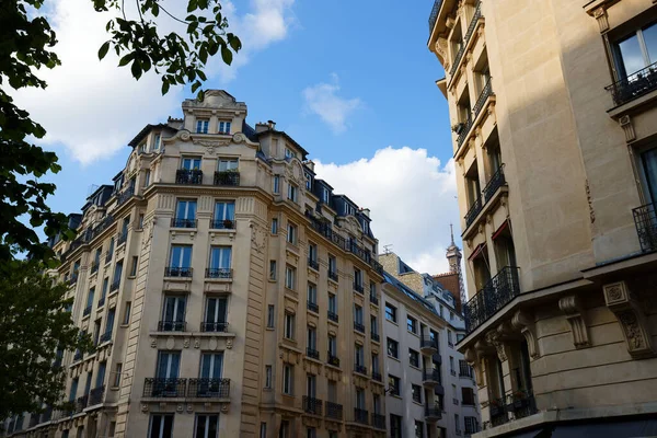 Tipik balkon ve pencereli geleneksel Fransız evlerinin cepheleri. Paris, Fransa.