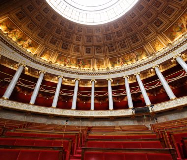 Paris Fransa - Juin 03, 2023: Bourbon Sarayı 'ndaki banklar, Fransız Ulusal Meclisi' nin merkezi, Fransız hükümetinin alt yasama meclisi.