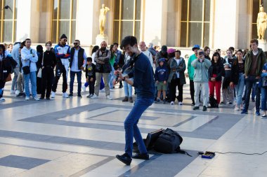 Paris, Fransa - 02 Mayıs 2023: Trocadero Meydanı 'ndaki sokak kemancısı ünlü Paris Anıtı Eyfel Kulesi' nin önünde yer alıyor