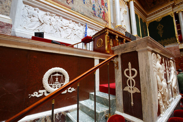 Париж Франция - Жюэн 03, 2023: Форум во дворце Бурбон, резиденция Национального собрания Франции, нижняя законодательная палата правительства Франции.