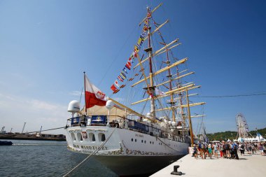 ROUEN, FRANCE - 10 Haziran 2023: donanma zamanında, Dar Mlodziezy, Seine nehri üzerindedir. Polonya, Gdynia 'dan gelen bir eğitim gemisi. Bir Denizcilik Üniversitesi 3 gemi direği..