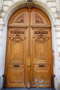 Paris, Fransa 'da eski süslü bir kapı - tipik eski bir apartman..