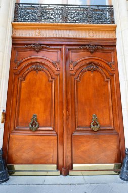 Paris, Fransa 'da eski süslü bir kapı - tipik eski bir apartman..