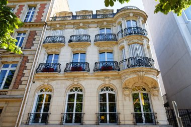 Tipik balkon ve pencereli geleneksel Fransız evinin ön cephesi. Paris, Fransa.