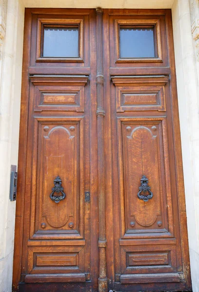 Stare Ozdobne Drzwi Paryżu Francja Typowy Stary Budynek Mieszkalny — Zdjęcie stockowe