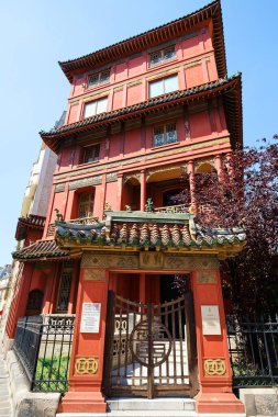 Paris, Fransa - 24 Haziran 2023: Paris Pagoda, 1926 'da Ching Tsai Loo tarafından Fransa ile Çin arasında kültürel bir bağlantı olması için yaptırılan alışılmadık bir yapı.