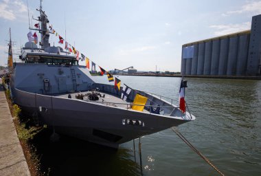 ROUEN, FRANCE - 10 Haziran 2023 - fırkateyn flamant Fransız donanmasının birinci sınıf savaş gemisidir. Rouen, Normandiya, Fransa 'da klasik ve modern gemilerin donanma gösterisinde yer alan çok amaçlı bir destroyerdir..