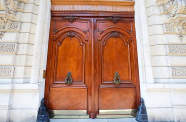 Paris, Fransa 'da eski süslü bir kapı - tipik eski bir apartman..