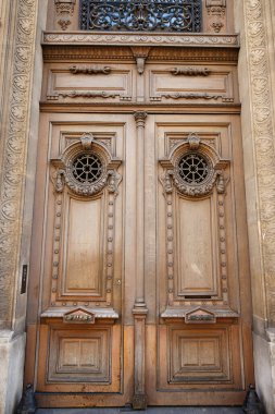 Paris, Fransa 'da eski süslü bir kapı - tipik eski bir apartman..