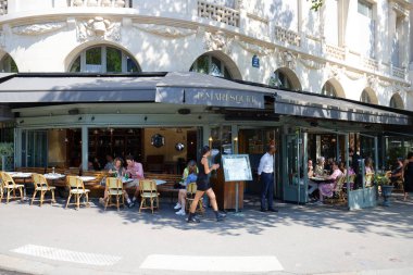 Paris, Fransa-24 Haziran 2023: Le Maresquier, Paris 'in 8. bölgesinde Saint Augustin kilisesi yakınlarında bulunan geleneksel bir Fransız kafe. .