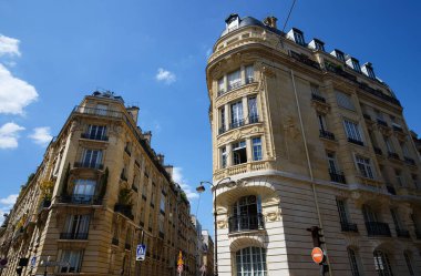 Tipik balkon ve pencereli geleneksel Fransız evlerinin cepheleri. Paris, Fransa.