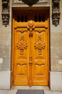 Paris, Fransa 'da eski süslü bir kapı - tipik eski bir apartman..