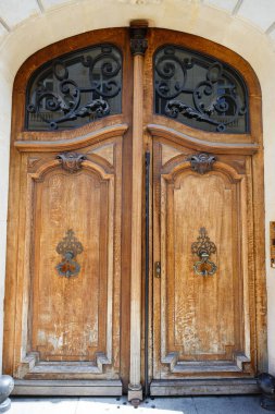 Paris, Fransa 'da eski süslü bir kapı - tipik eski bir apartman..