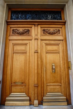 Paris, Fransa 'da eski süslü bir kapı - tipik eski bir apartman..