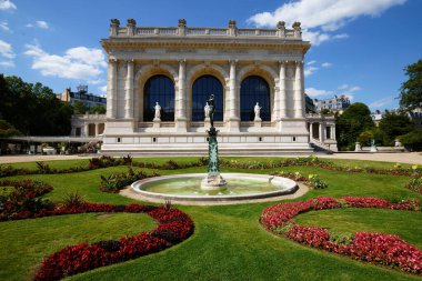 PARIS - Temmuz 06, 2023: Palace Galliera dış ve bahçe manzarası 30 Eylül 2015 tarihinde Paris, Fransa 'da. Palais Galliera, neo-reinassance mimarisi şimdi elbise, kostüm ve moda koleksiyonlarına ev sahipliği yapıyor.