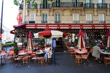 Paris, Fransa-06 Temmuz 2023: Cafe Marceau Fransa 'nın 16. Bölgesi' nde, Marceau Bulvarı 'nda bulunan geleneksel bir Fransız kafe..