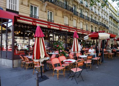 Paris, Fransa-06 Temmuz 2023: Cafe Marceau Fransa 'nın 16. Bölgesi' nde, Marceau Bulvarı 'nda bulunan geleneksel bir Fransız kafe..
