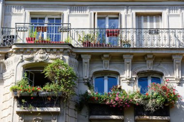Tipik balkon ve pencereli geleneksel Fransız evinin ön cephesi. Paris, Fransa.