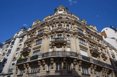 Tipik balkon ve pencereli geleneksel Fransız evinin ön cephesi. Paris, Fransa.
