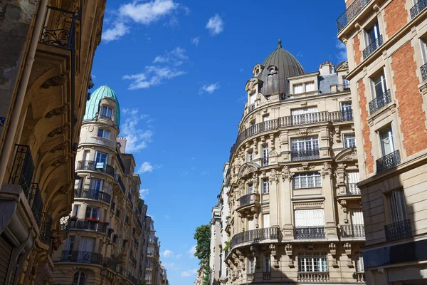 Fasady Tradycyjnych Francuskich Domów Typowymi Balkonami Oknami Paryż Francja — Zdjęcie stockowe
