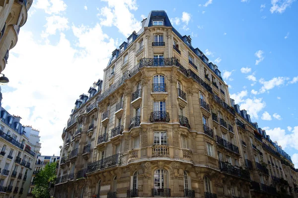 Фасад Традиционного Французского Дома Типичными Балконами Окнами Париж Франция — стоковое фото