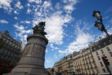 Clichy Meydanı güneşli bir günde, Paris, Fransa. Mareşal Moncey 'in bronz heykeli meydanın ortasında..