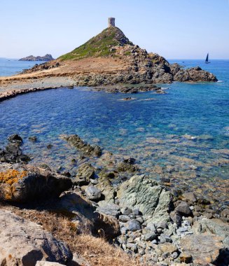 Rocky Sahili. Korsika, Fransa 'daki Sanguinaire adaları ve Parata Kulesi. Akdeniz 'de Ajaccio yakınlarında..