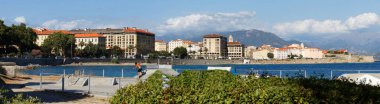 Ajaccio şehri ve plajının panoramik ilkbahar manzarası. Korsika adası, Fransa, Avrupa 'nın muhteşem sabah manzarası. Güzel Akdeniz deniz manzarası. Seyahat konsepti arka planı.