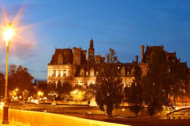 Paris Belediye Binası Seine Nehri 'nin karşısında, Paris, Fransa.