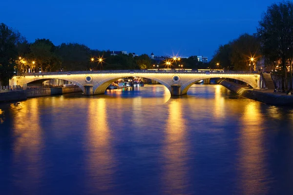 セーヌ川 フランスを横断するルイ フィリップ橋の夜景 — ストック写真