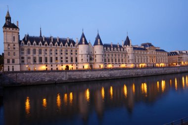 Paris, Fransa 'daki Conciergerie Binası' nda. Paris 'in Seine Nehri suyunda ışık yansıması var. Fransa.