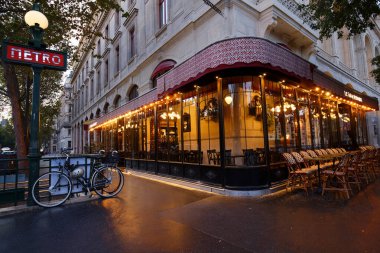 Paris, Fransa-24 Eylül 2023: Ünlü Fransız kafe Sarah Bernardt, Paris 'te bulunan ünlü Parisli aktris ve şarkıcının adını almıştır..