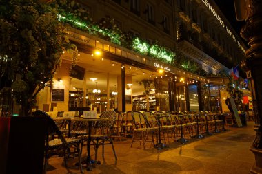 Paris, Fransa-24 Eylül 2023: Paris 'teki Gare du Nord tren istasyonu yakınında bulunan geleneksel Fransız Kafe du Nord..