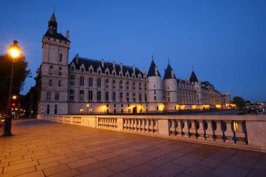 Paris 'teki Conciergerie Binası, Akşamları Fransa.