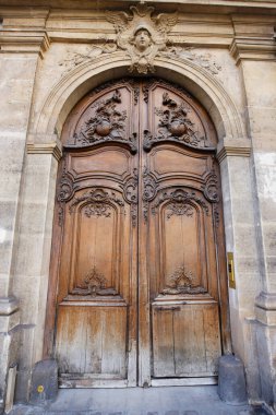 Paris, Fransa 'da eski süslü bir kapı - tipik eski bir apartman..