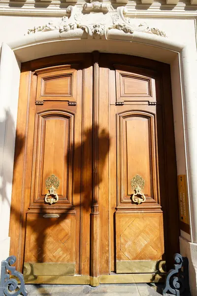 Stare Ozdobne Drzwi Paryżu Francja Typowy Stary Budynek Mieszkalny — Zdjęcie stockowe