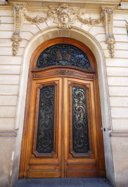 Paris, Fransa 'da eski süslü bir kapı - tipik eski bir apartman..