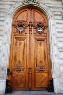 Paris, Fransa 'da eski süslü bir kapı - tipik eski bir apartman..