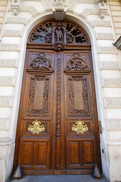 Paris, Fransa 'da eski süslü bir kapı - tipik eski bir apartman..