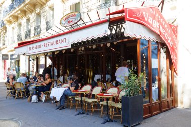 Paris, Fransa - Ekim 01.2023 geleneksel Fransız restoranı Vagenende... Paris 'in Saint German bölgesinde yer almaktadır. 19. yüzyıldan kalma eski bir pastanede barındırılan Vagenende, 1904 yılında kuruldu.